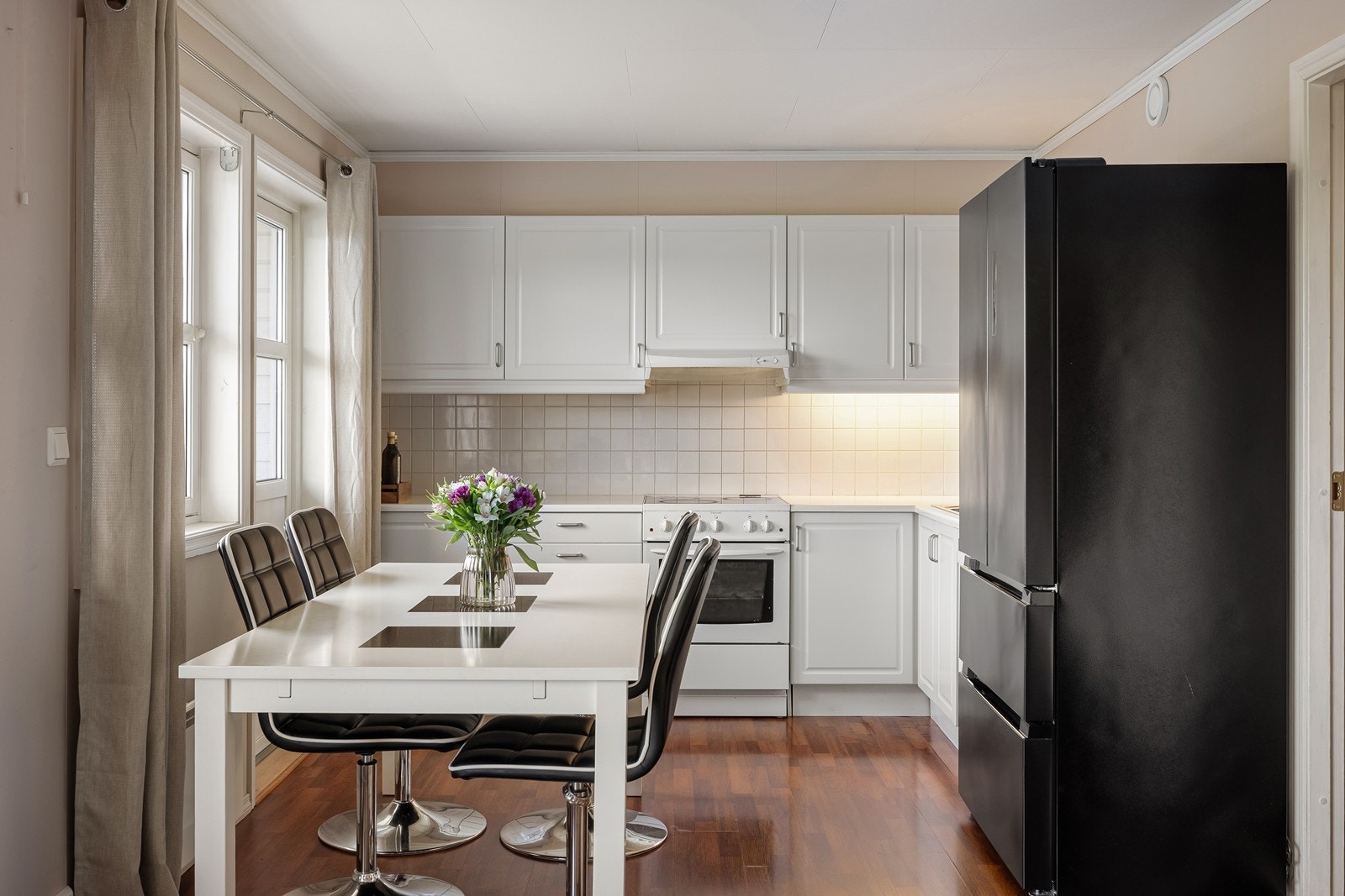 Det er opplegg for både komfyr og oppvaskmaskin, samt en tilkoblet ventilator over kokeplassen. Galleribilde