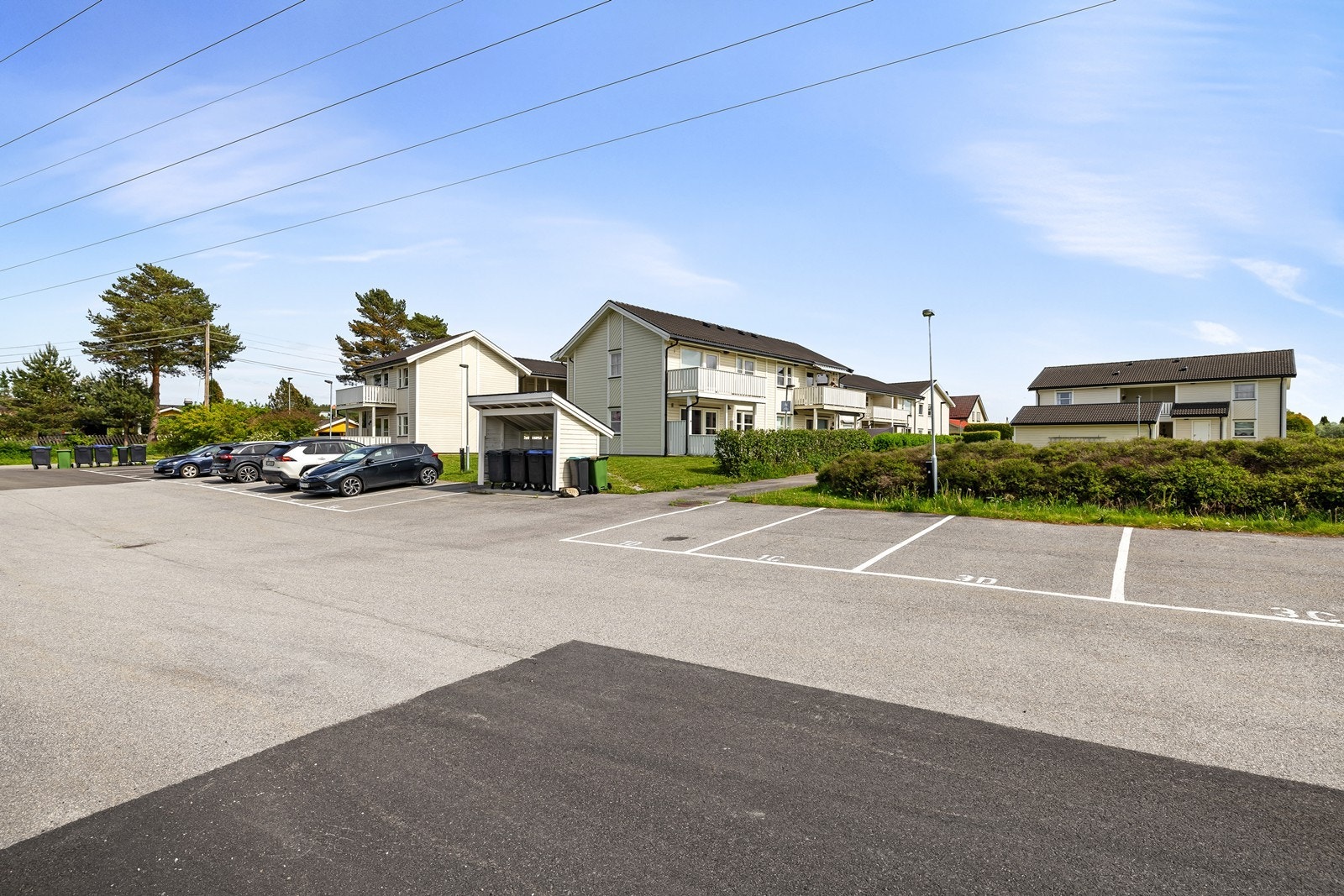 Leiligheten disponerer utendørs parkeringsplass på sameiets fellestomt. Galleribilde