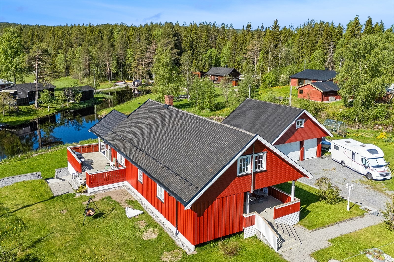 Eiendommen har en flott beliggenhet i et etablert boligområde. Galleribilde