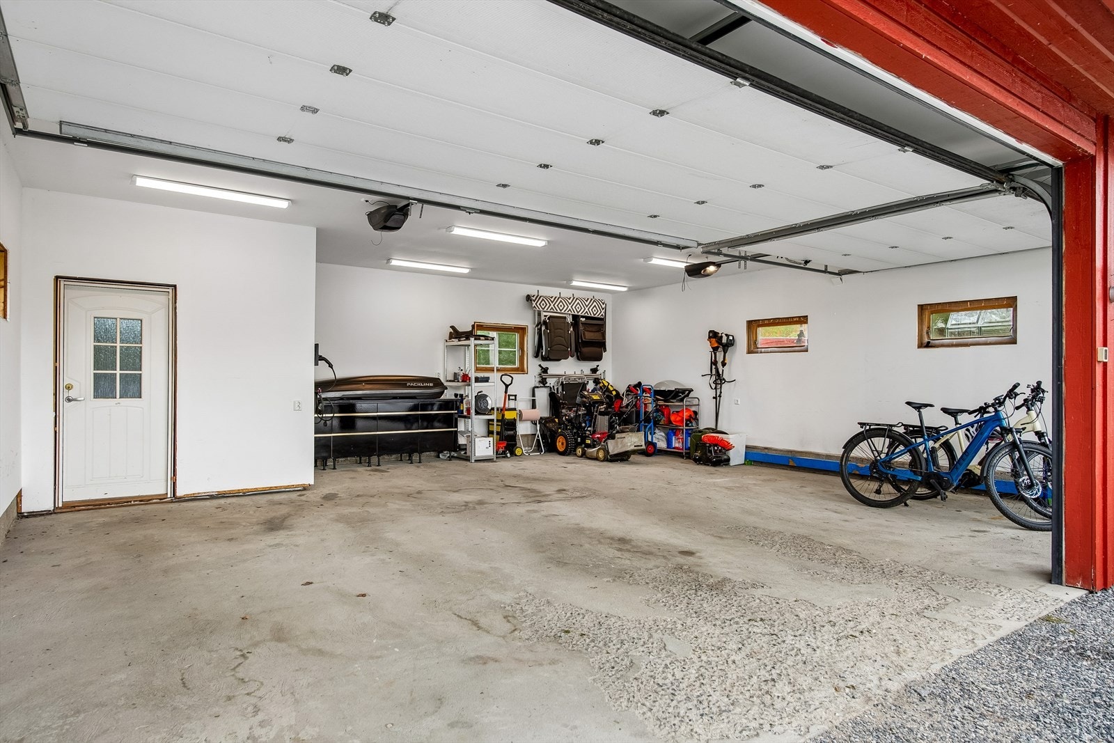 Stor garasje fra 2005 med plass til tre biler, innlagt strøm og elbillader. Galleribilde