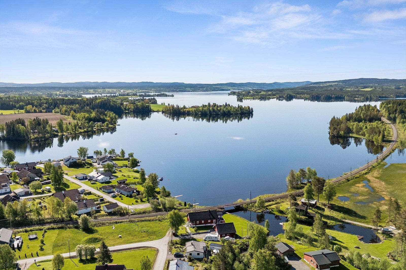 Einavatnet er kjent for gode fiske- og bademuligheter. Galleribilde