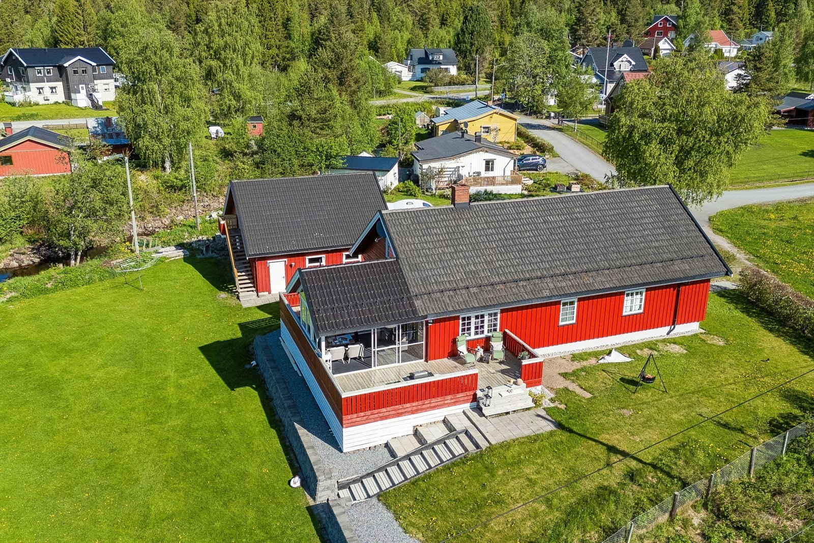 Eiendommen har store uteplasser, med en innglasset terrasse på 16 m² og åpne terrasser på til sammen 58 m². Galleribilde