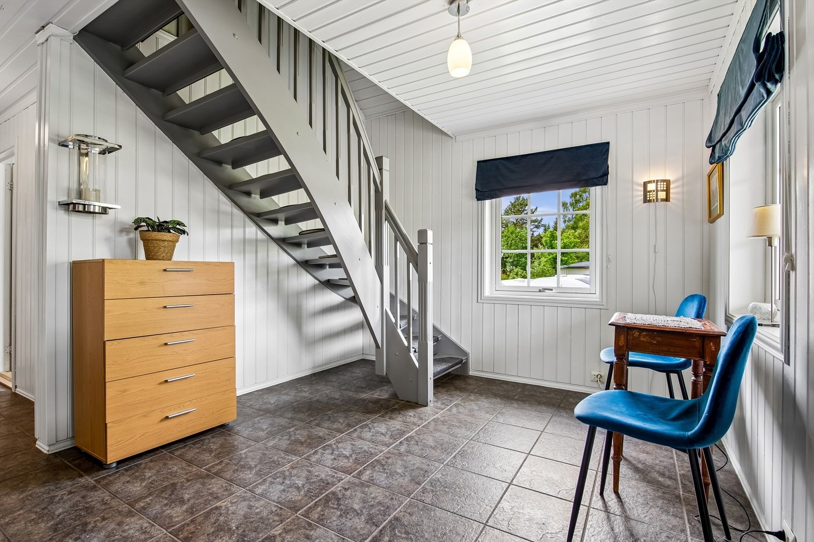 Fra entreen fører en tretrapp opp til loftsetasjen. Galleribilde