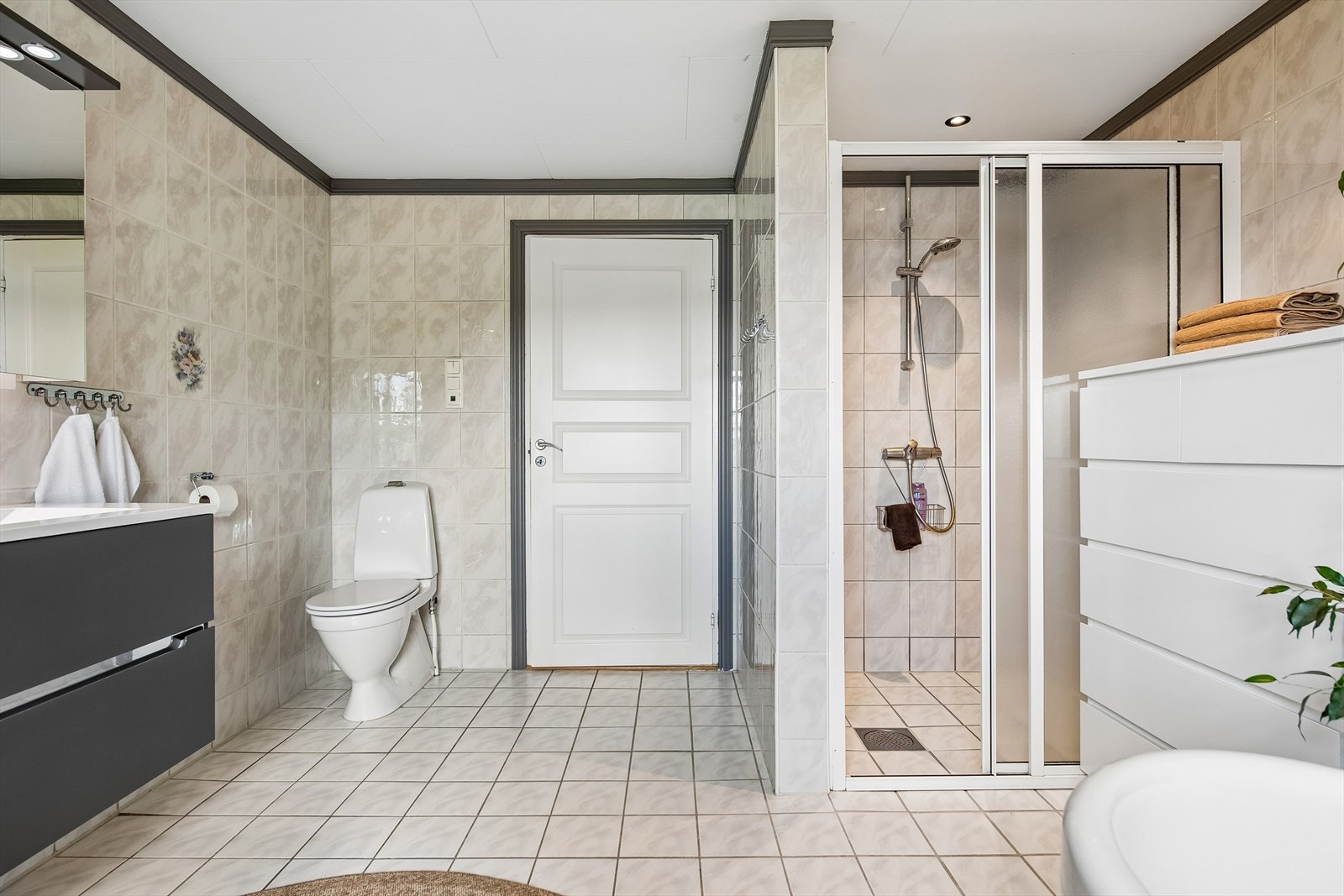 Badet har servant med underskap og gulvmontert toalett. Galleribilde