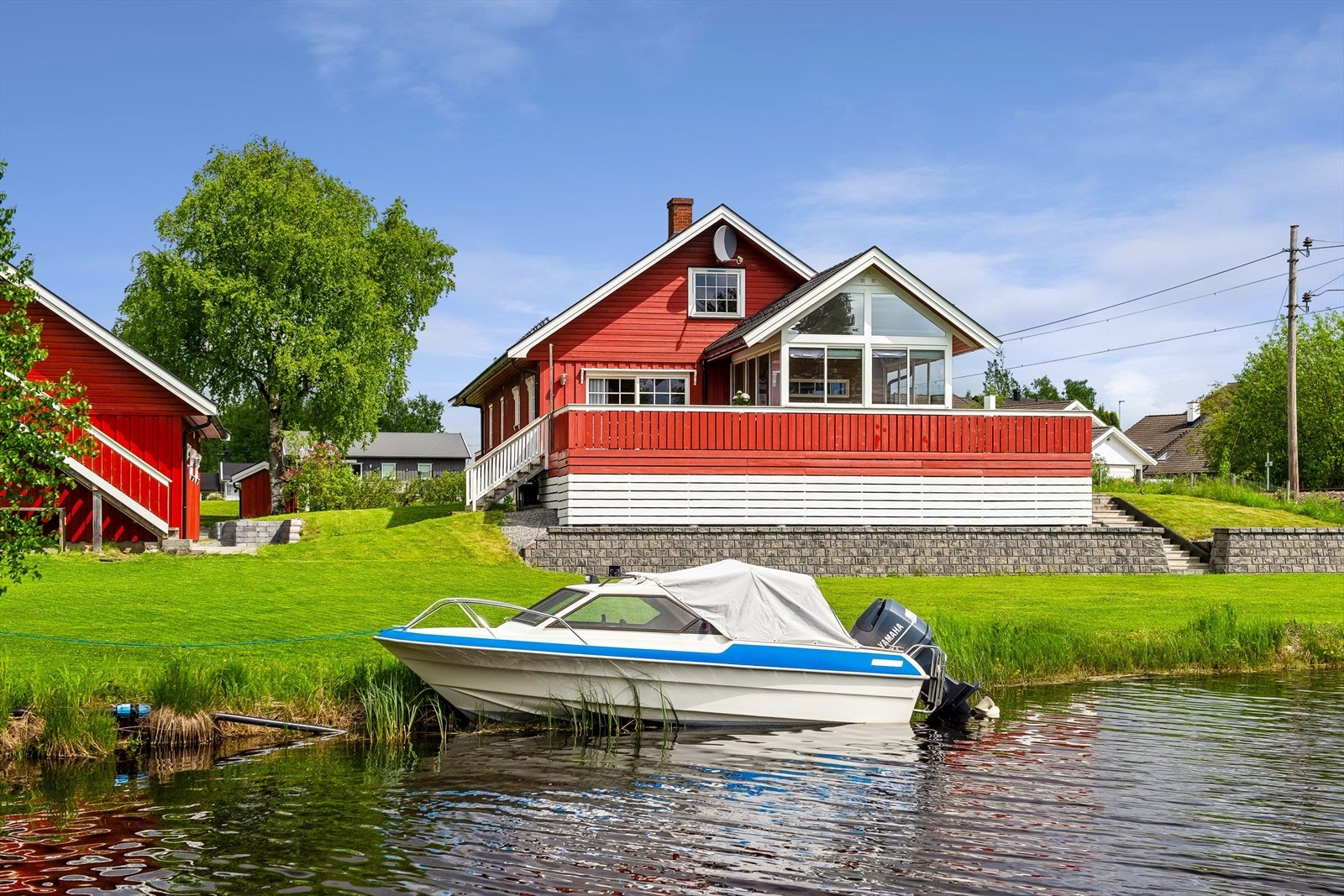 Eiendommen ligger idyllisk til med umiddelbar nærhet til Einavatnet. Galleribilde