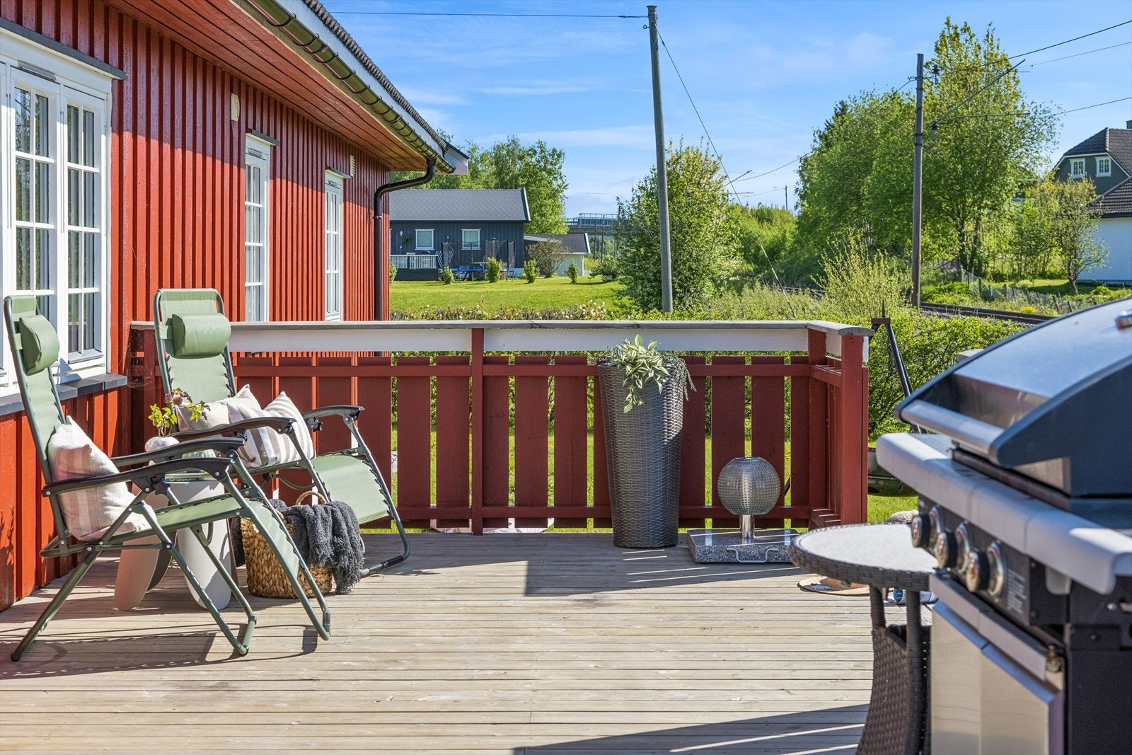 Den åpne terrassen har adkomst fra stuen og god plass til utemøbler. Galleribilde