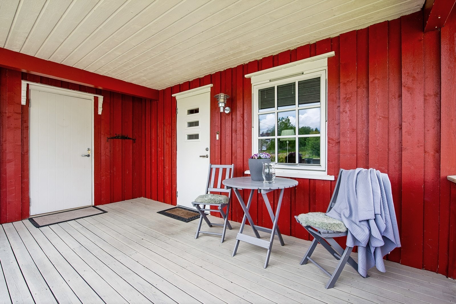Overbygd inngangsparti med terrasse foran hovedinngangen. Galleribilde