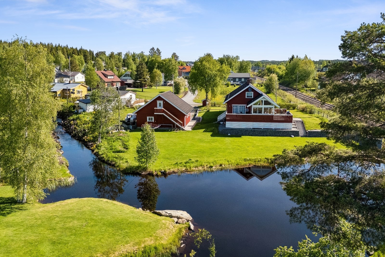 På eiendommen står eneboligen og en frittstående garasjebygning. Galleribilde