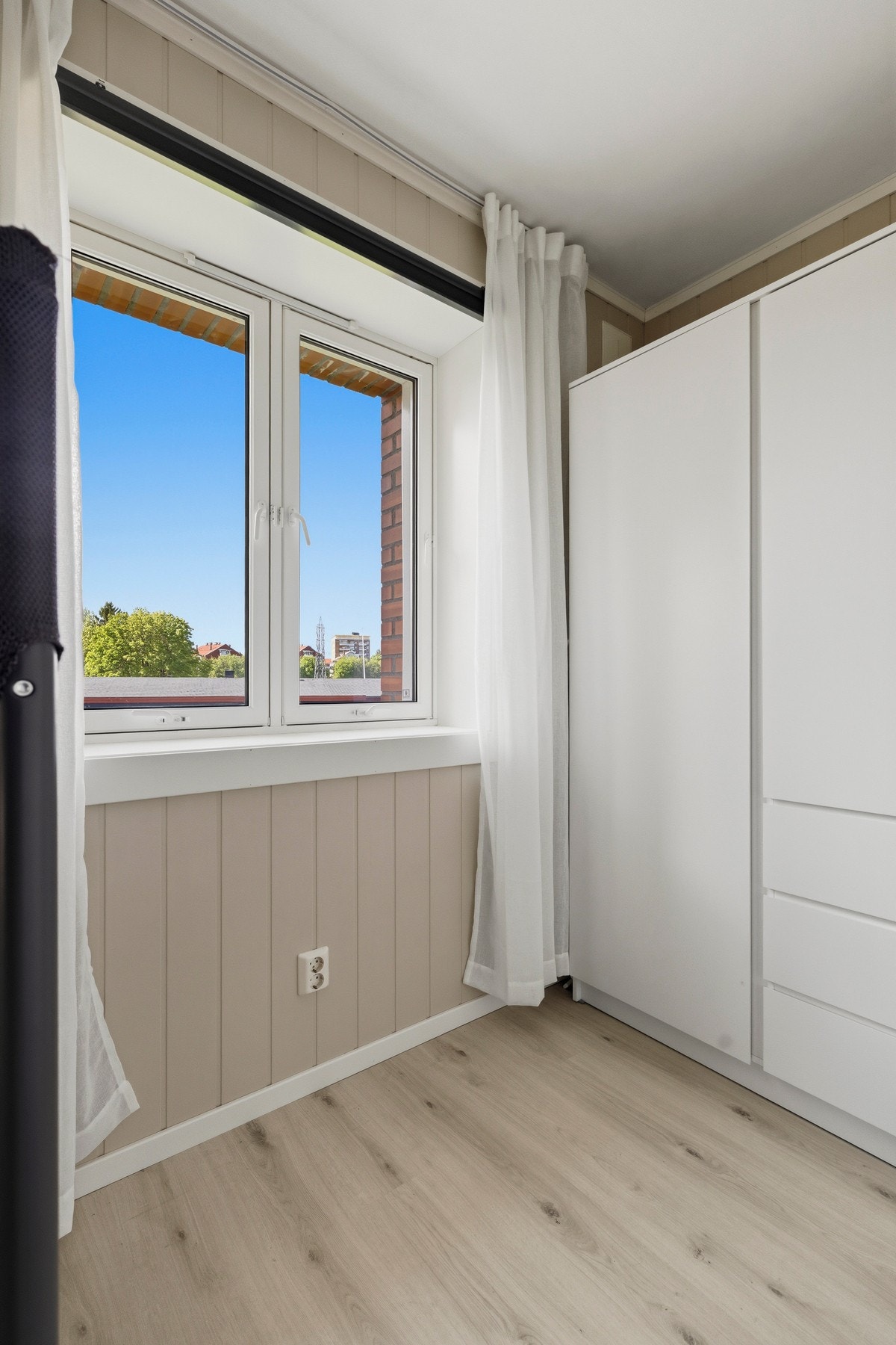 Vindu som slipper inn rikelig med naturlig lys. Galleribilde