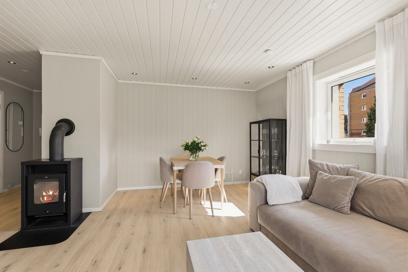 Leiligheten er en rålekker 2-roms med gjennomgående høy standard. Galleribilde