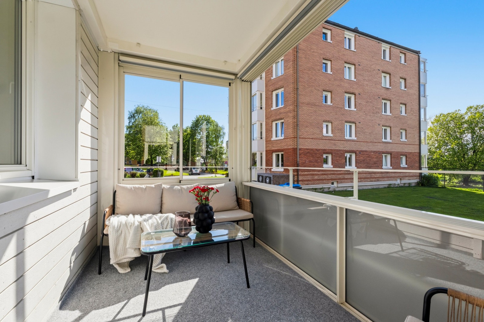 Balkongen er på ca. 8 kvm. Her kan man nyte fine sommerdager med venner og familie. Galleribilde