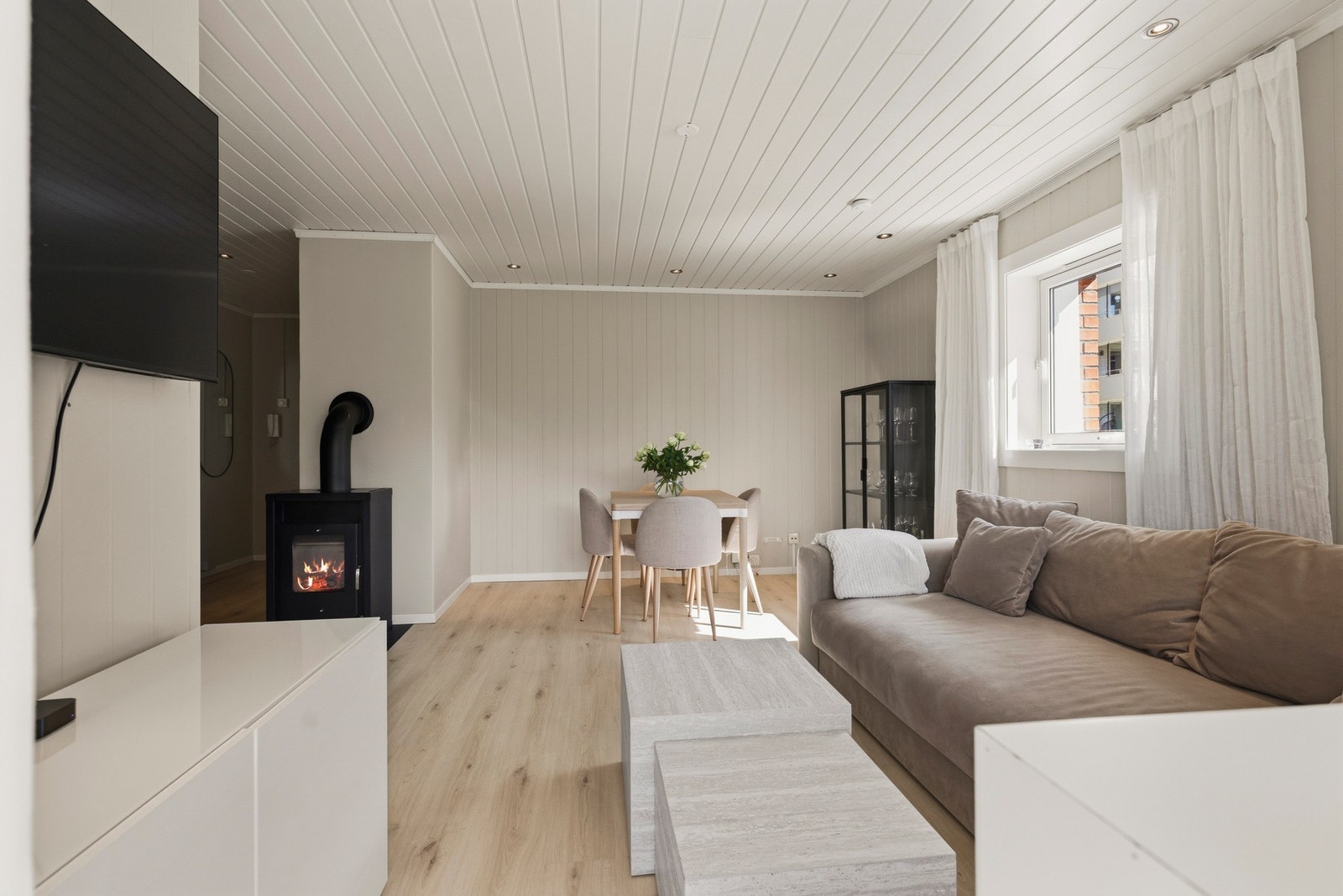 Her er det god plass til både sofagruppe og spiseområde, noe som gjør stuen perfekt for både avslapning og sosiale sammenkomster. Galleribilde