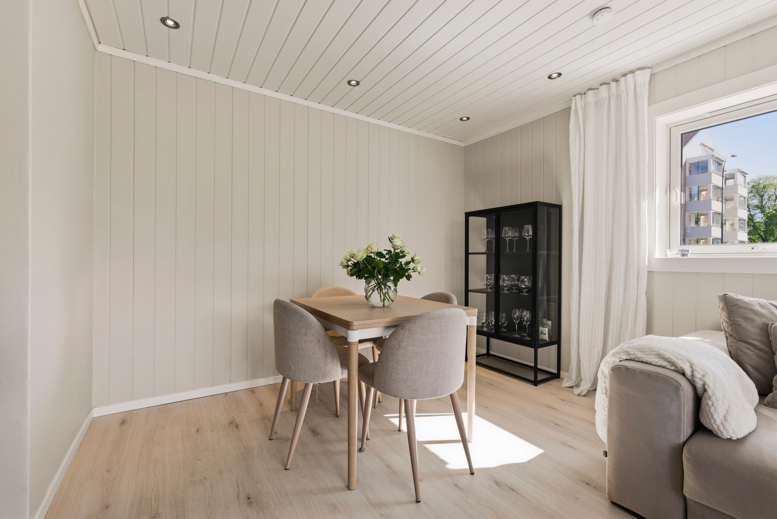 Stuen er malt i en moderne fargetone. Galleribilde
