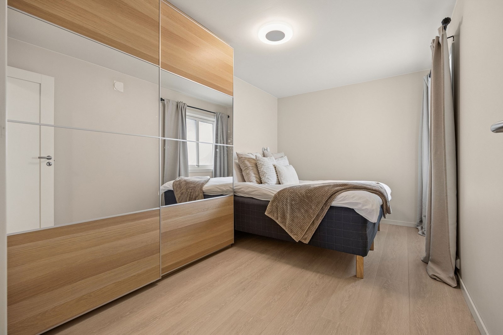 Hovedsoverommet er av god størrelse innredet med en stor skyvedørsgarderobe. Galleribilde