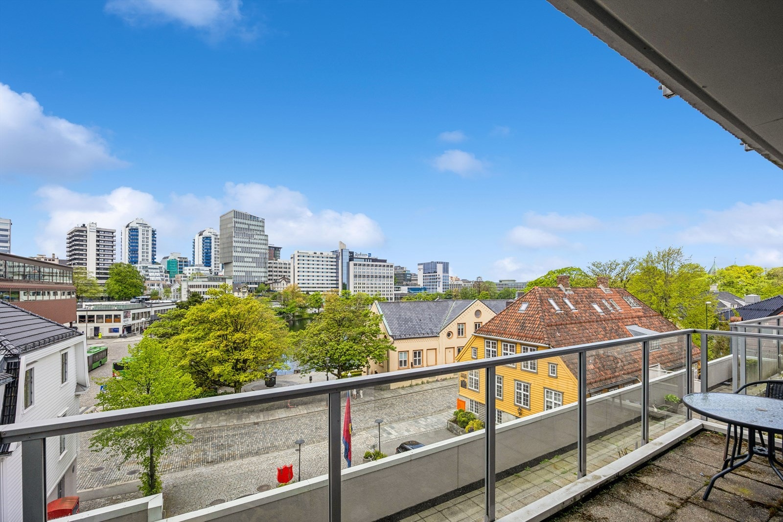 Balkongen er av god størrelse og har flott utsikt til deler av byen og Breiavatnet. Galleribilde