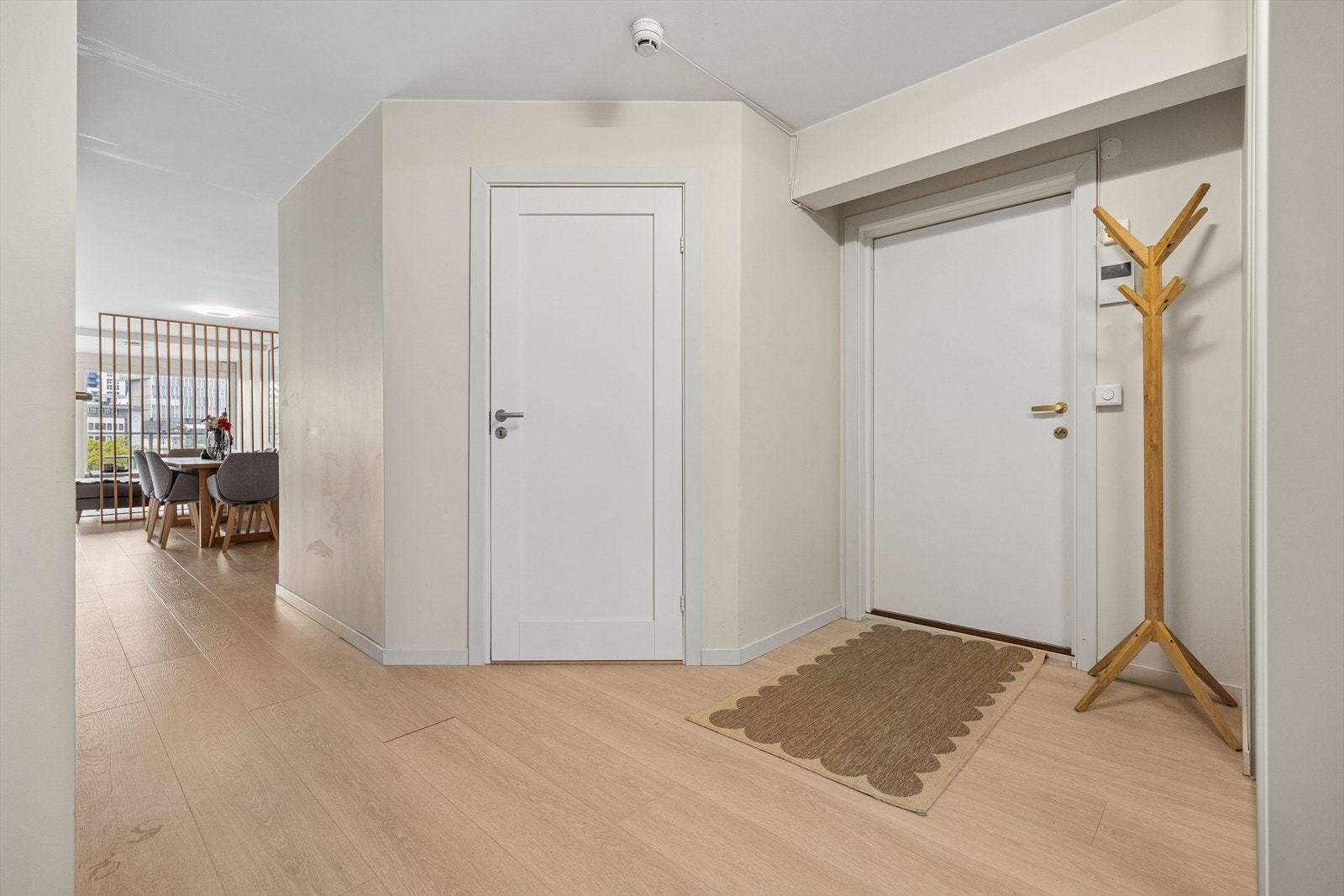 Romslig entré med adkomst til to soverom, bad og vaskerom/bod. Galleribilde