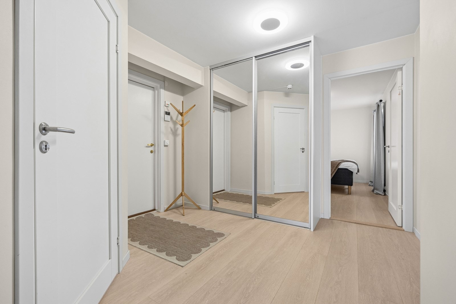 Romslig entré med skyvedørsgarderobe for oppbevaring. Galleribilde