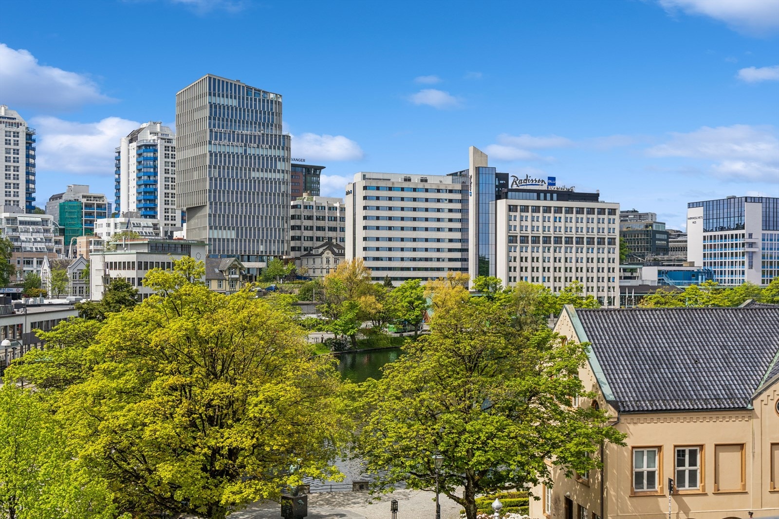 Fra balkongen har du utsikt over Breiavatnet og sentrale deler av Stavanger. Galleribilde