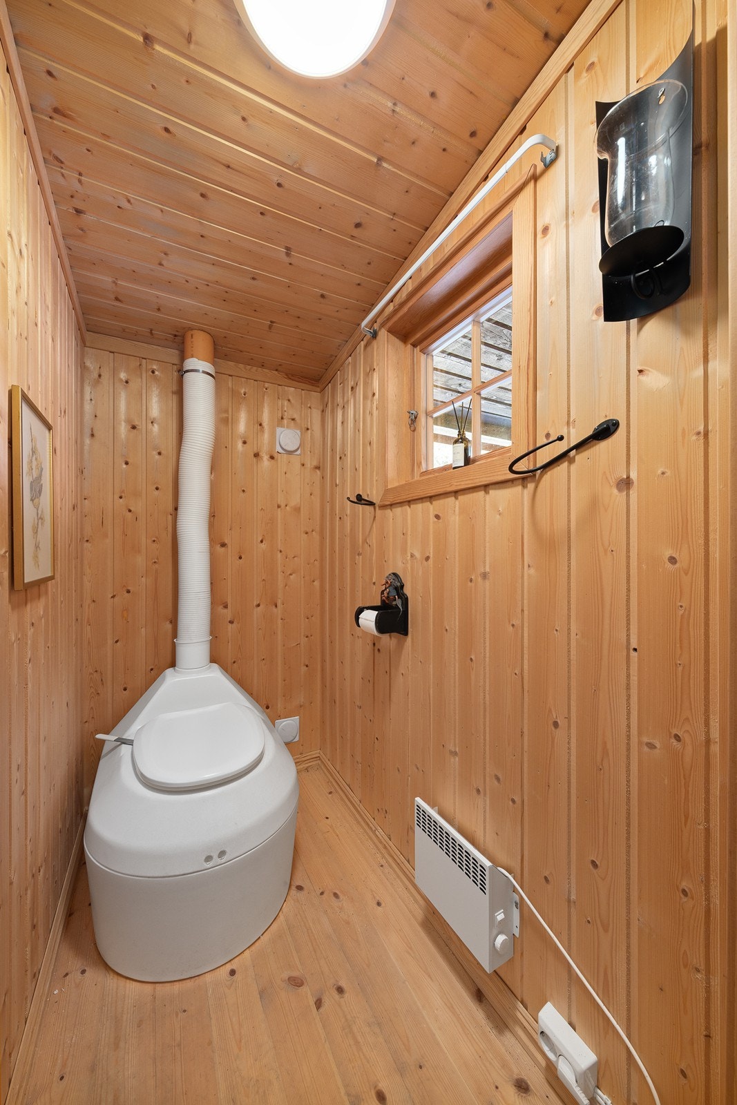 Separat toalettrom fra 2005 med lakkert tregulv og trepanel. Galleribilde