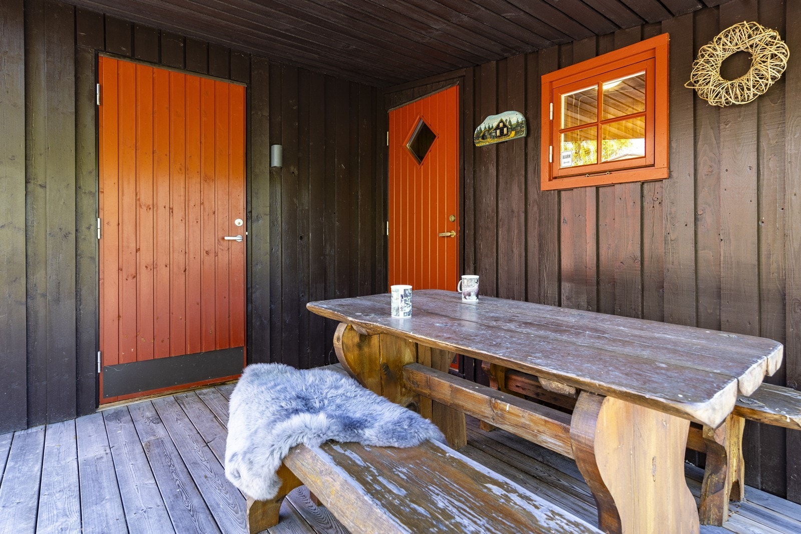 Delvis overbygget platting ved inngangspartiet, med plass til sittegruppe. Galleribilde