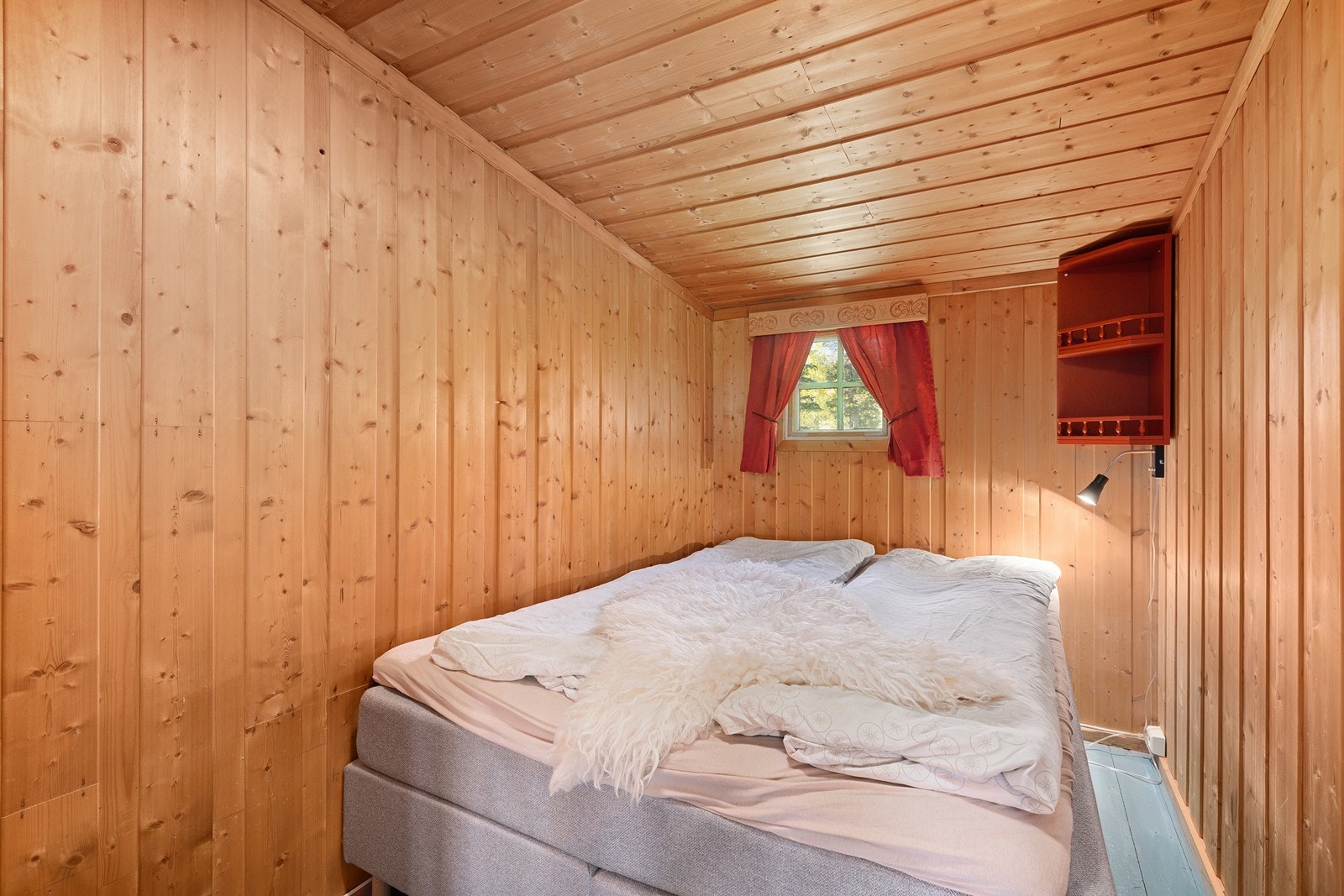 Hovedhytta har to soverom. Dette rommet har plass til dobbeltseng. Galleribilde
