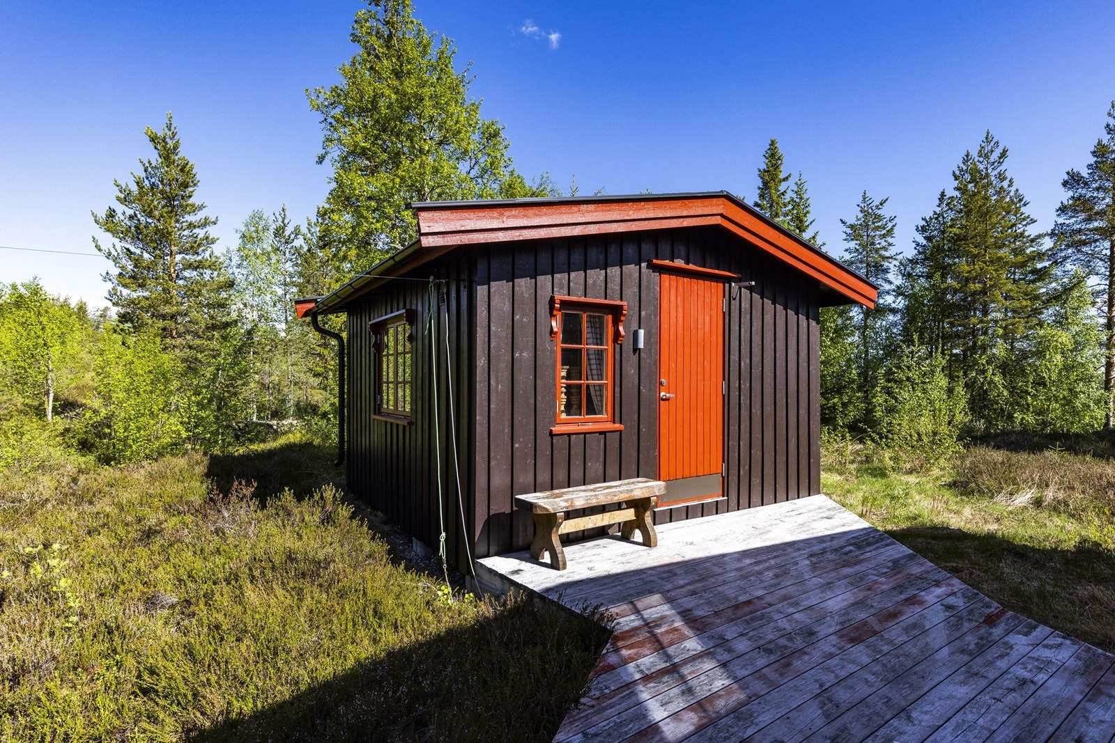 Frittstående anneks med vegger av isolert bindingsverk og tømmermannspanel. Galleribilde