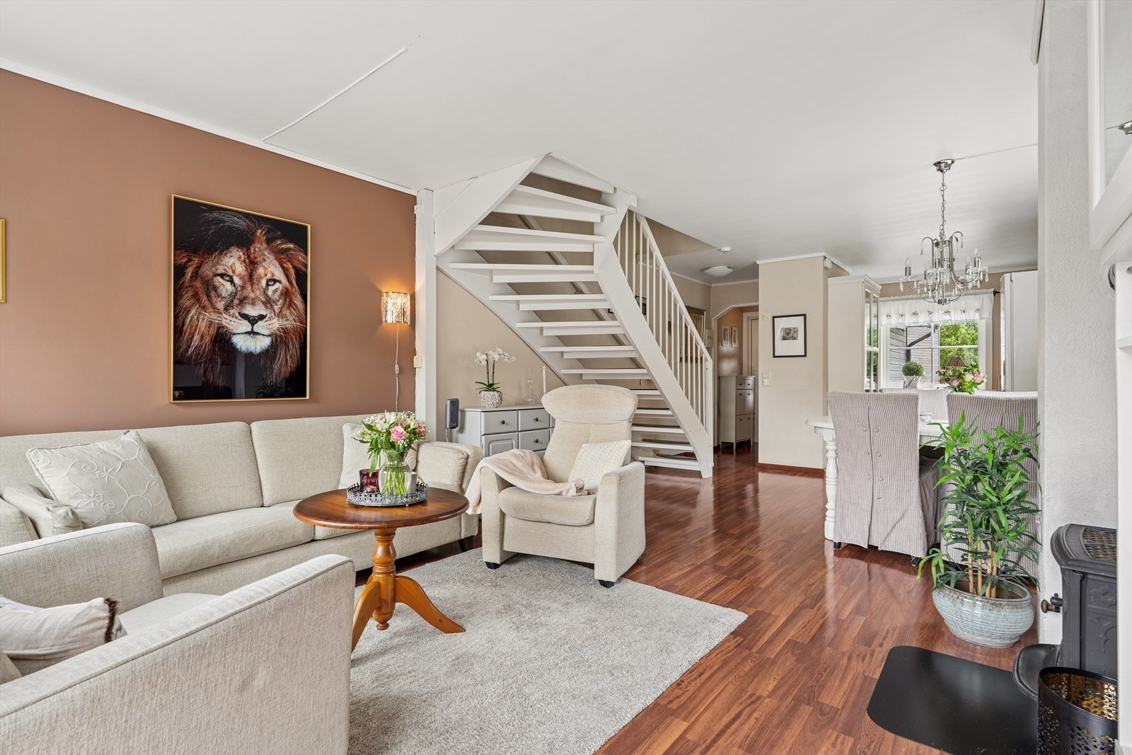 Stuen har en åpen løsning mot spisestuen, et perfekt samlingspunkt for familie og venner! Galleribilde