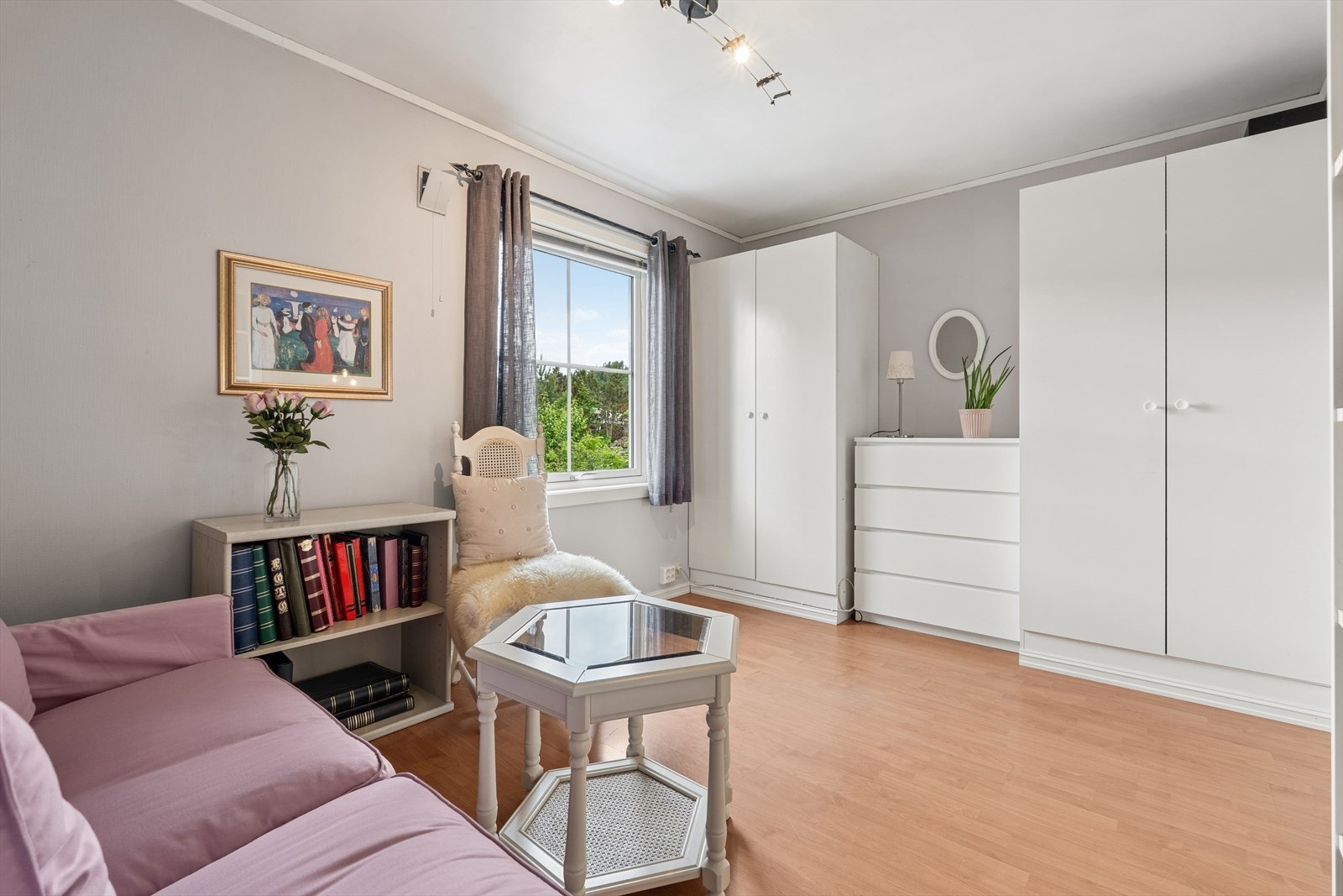 Et lyst og innbydende rom med rolig atmosfære - perfekt som soverom, kontor eller et sted å trekke seg tilbake. Galleribilde