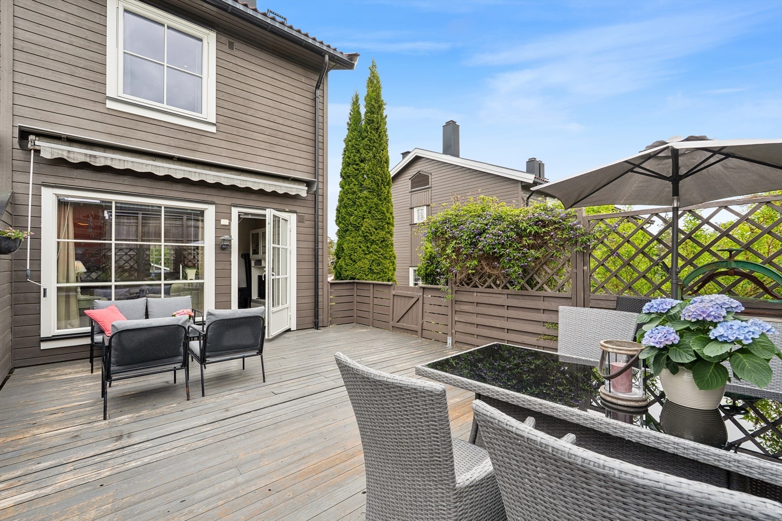 En stor og skjermet terrasse som inviterer til lange sommerdager, hyggelige måltider og avslappende stunder i private omgivelser. Galleribilde