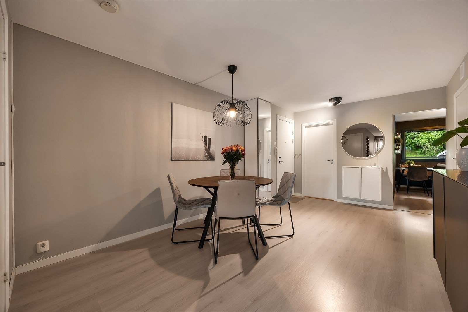 Fra entréen åpner det seg opp mot en romslig sone med plass til spisegruppe. Galleribilde