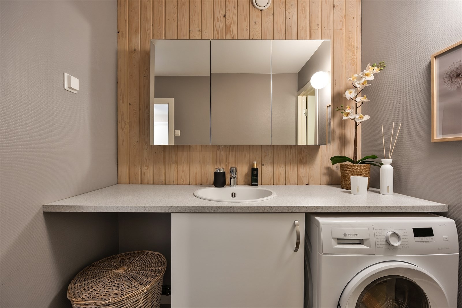 Badet har servantinnredning med god oppbevaringsplass og opplegg for vaskemaskin. Galleribilde
