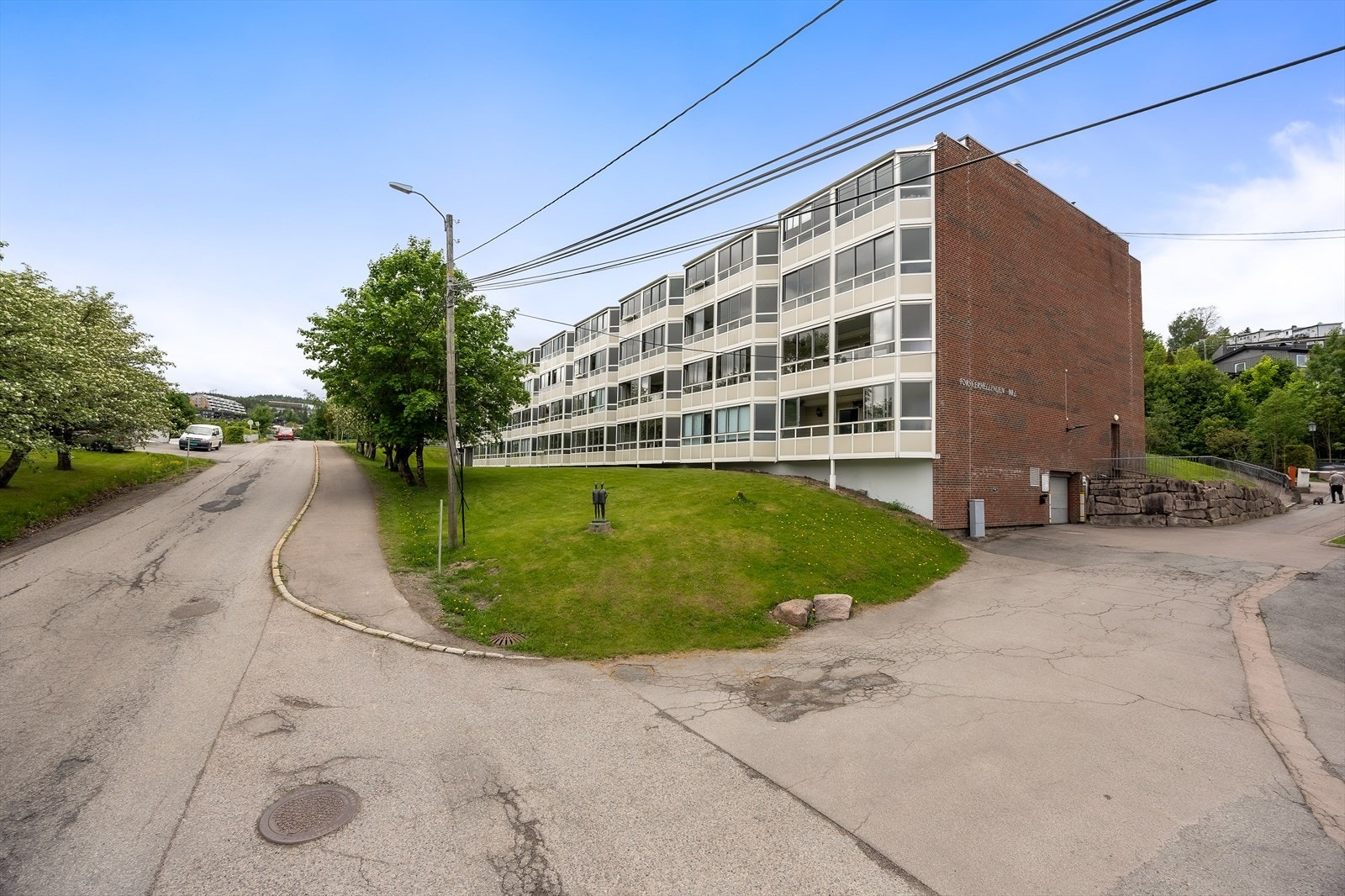 Bygget har fasader kledd med panel og teglstein. Galleribilde