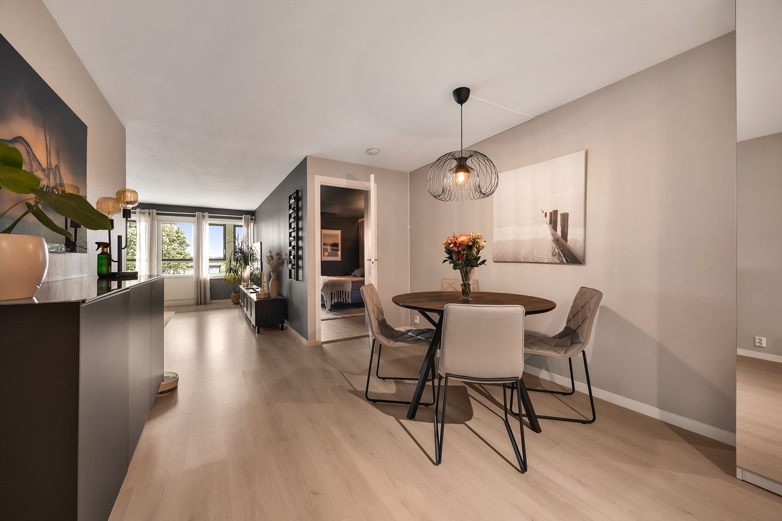 Stuen er leilighetens samlingspunkt, med god plass til både sofagruppe og spisebord. Galleribilde