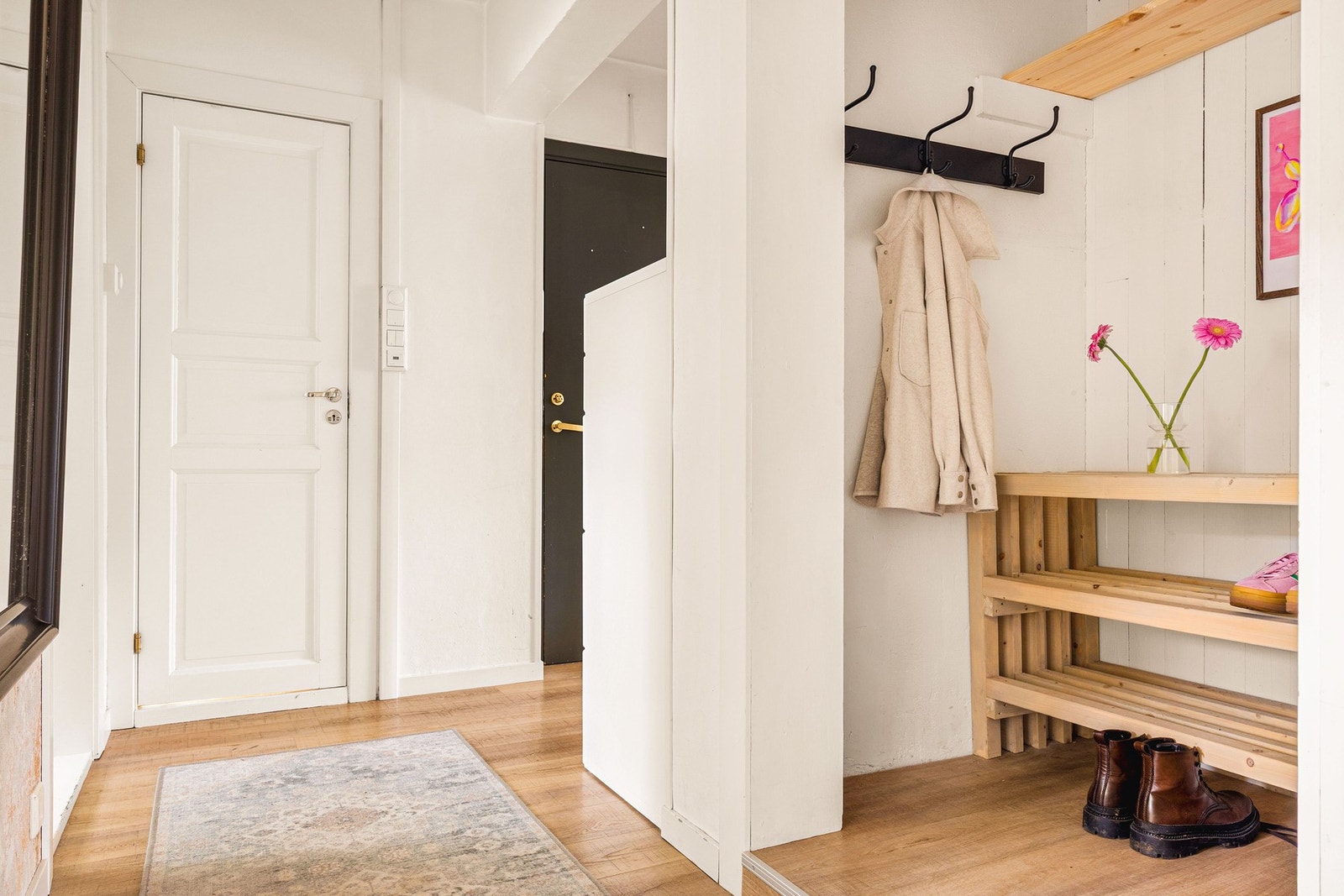 Velkommen inn! I entréen er det god plass til ønsket oppbevaringsløsning i tillegg til praktisk nisje med knaggrekke og skohylle Galleribilde