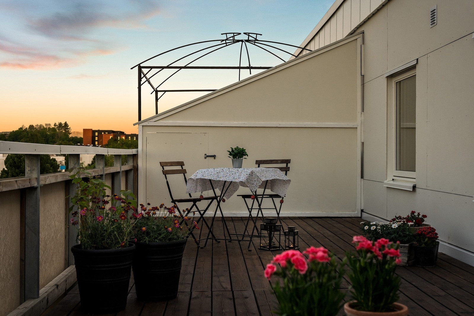 Med leiligheten følger en fantastisk takterrasse på hele 28kvm. med panoramautsikt over byen og Trondheimsfjorden. Takterrassen er vendt mot sørøst. Sol fra tidlig morgen og til omtrent kl. 14:30 ifølge selger. Galleribilde