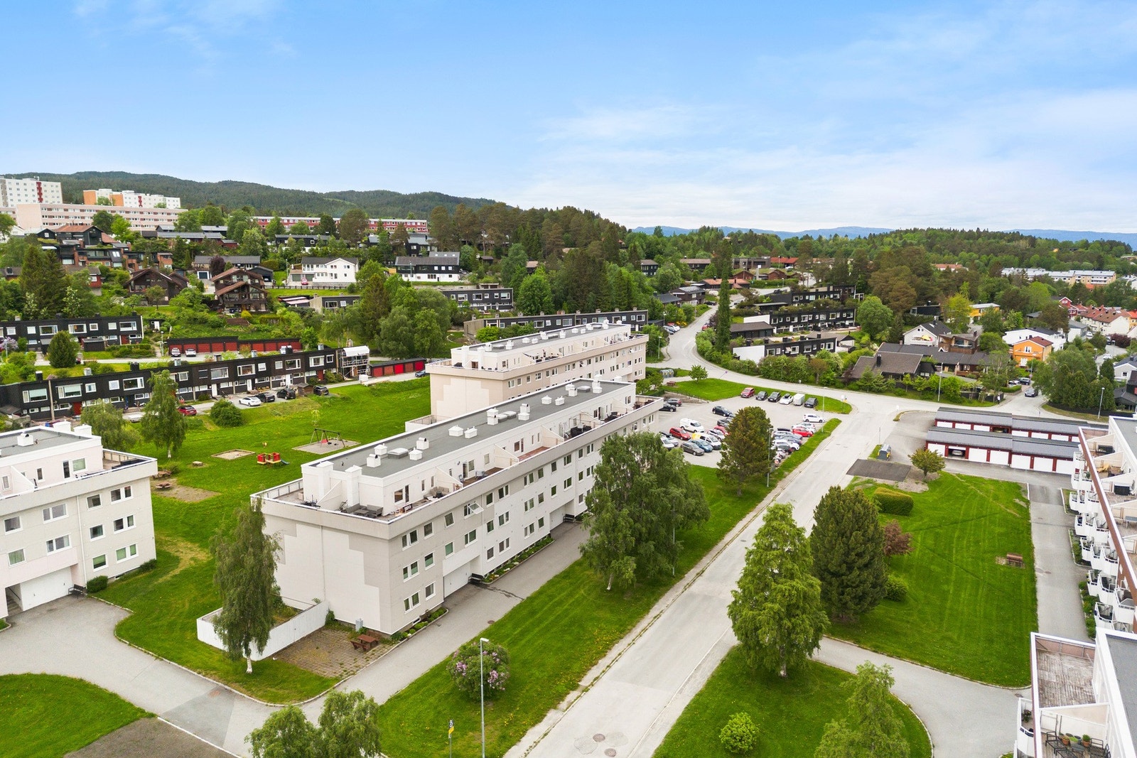 Grønne og trivelige fellesområder mellom blokkene i Karolinervegen. Galleribilde