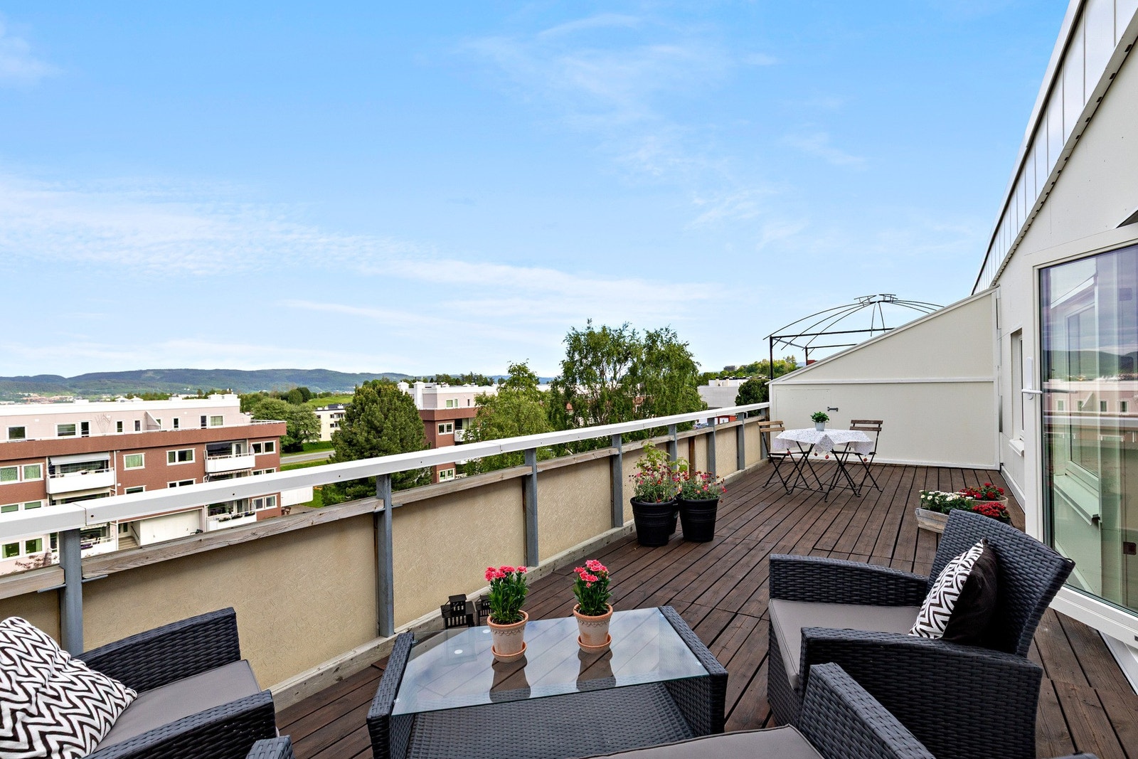 Svært godt med plass til det man skulle ønske seg av utemøblement. Galleribilde