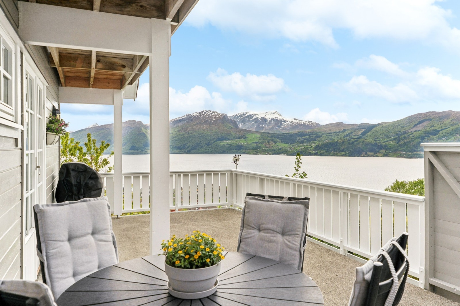 Frå terrasse har ein ei flott utsikt over Volda, fjord og fjell Galleribilde