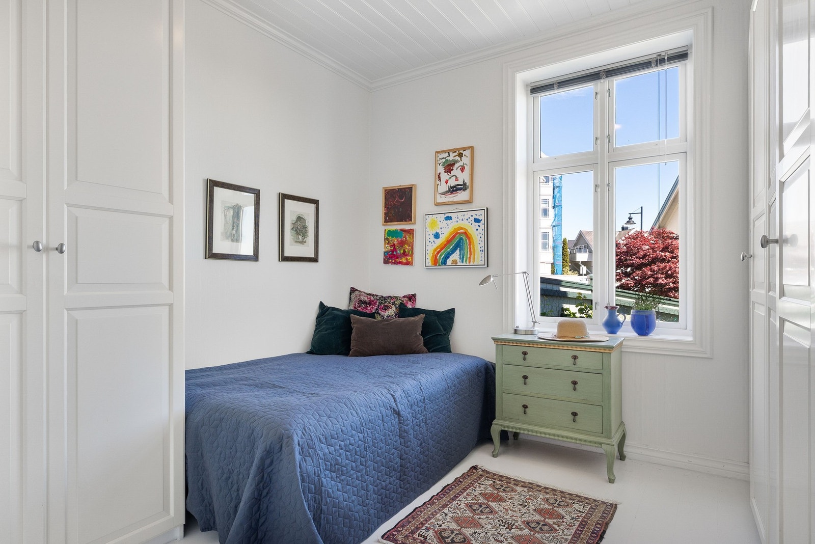Soverom med plass til seng og oppbevaringsmøbler etter ønske. En garderobe gir gode lagringsmuligheter. Galleribilde