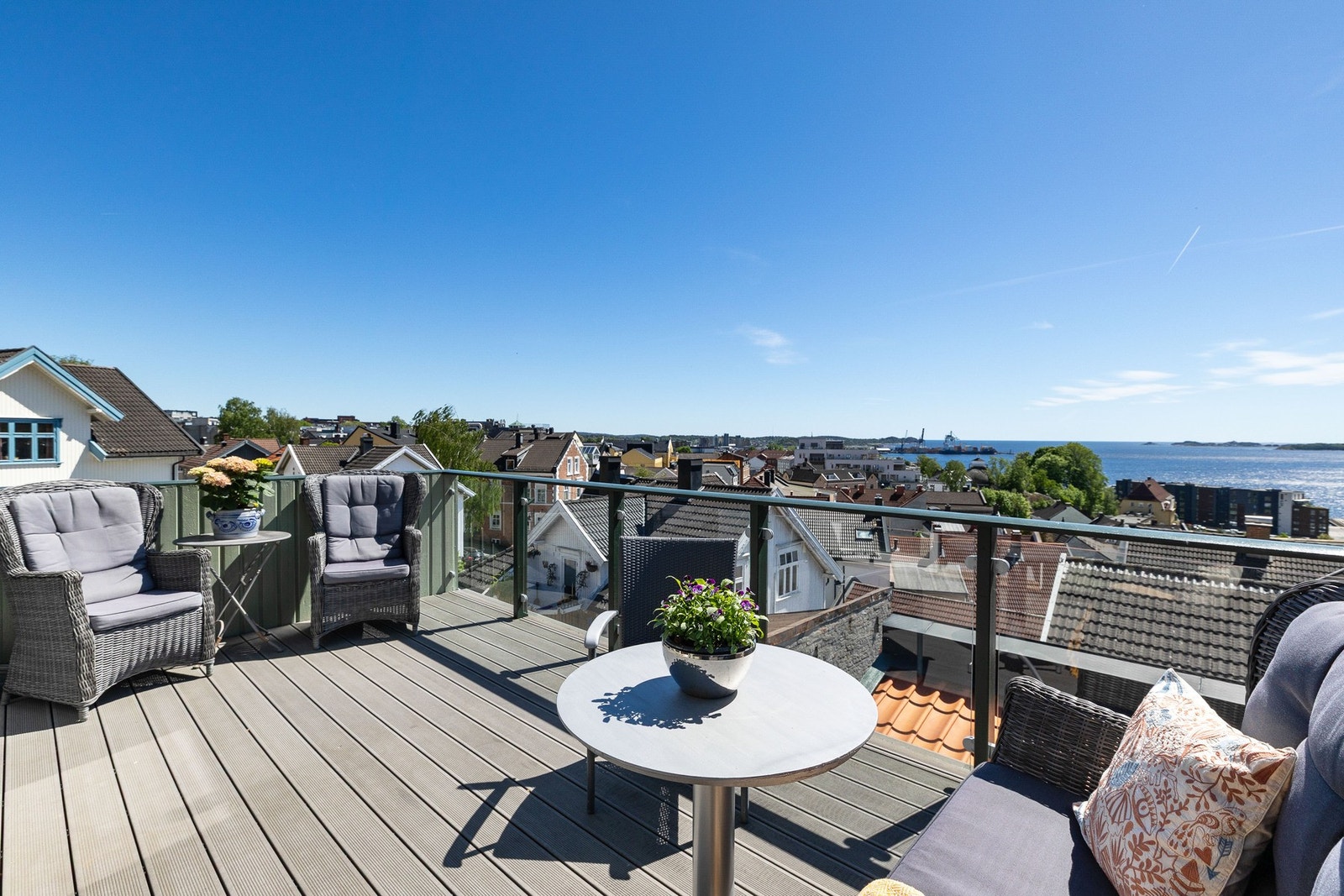 Uteplass med fantastisk utsikt over sjøen og området. Galleribilde