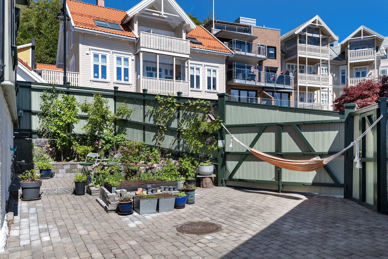 Bakgården er pent opparbeidet med flere lune og hyggelig soner. Galleribilde