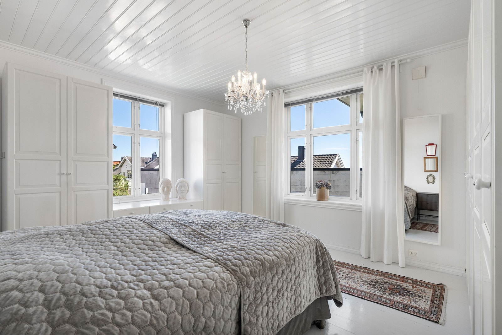 Lyst og romslig hovedsoverom med god skapplass. Galleribilde