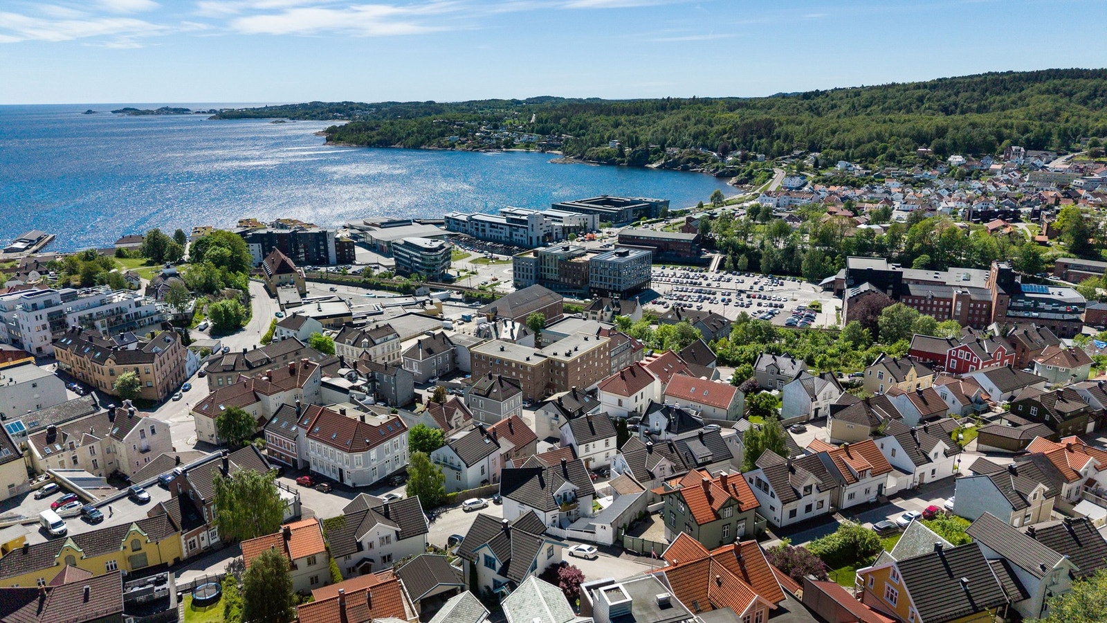 Bøkelia i Larvik er et attraktivt og rolig boligområde med nærhet til både natur og byliv. Området ligger i gangavstand til Larvik sentrum, som byr på et bredt utvalg av restauranter, kafeer og kulturtilbud. Galleribilde