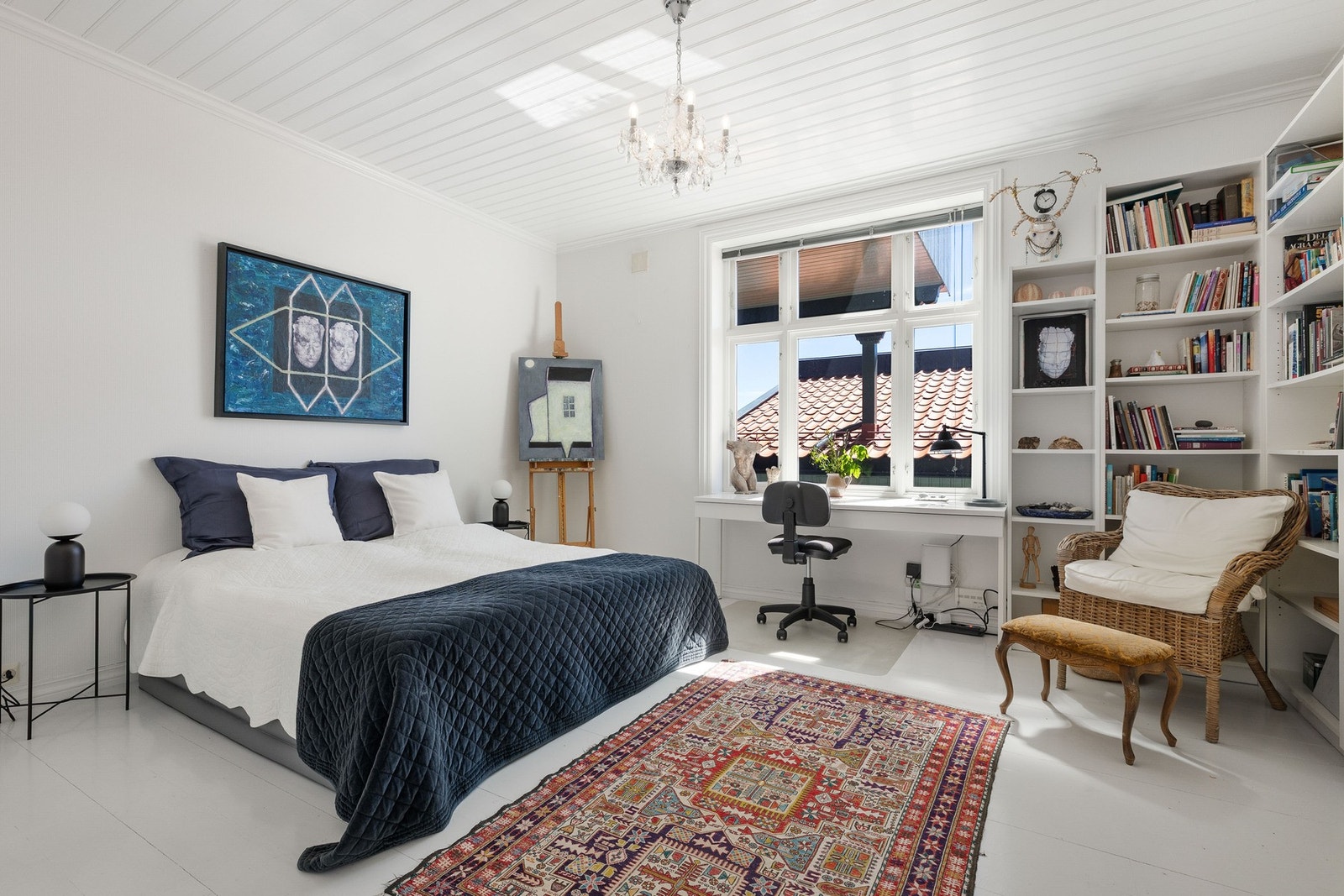 Soverom med god plass til stor dobbeltseng med tilhørende nattbord. Store vinduer sikrer godt med naturlig dagslys! Galleribilde