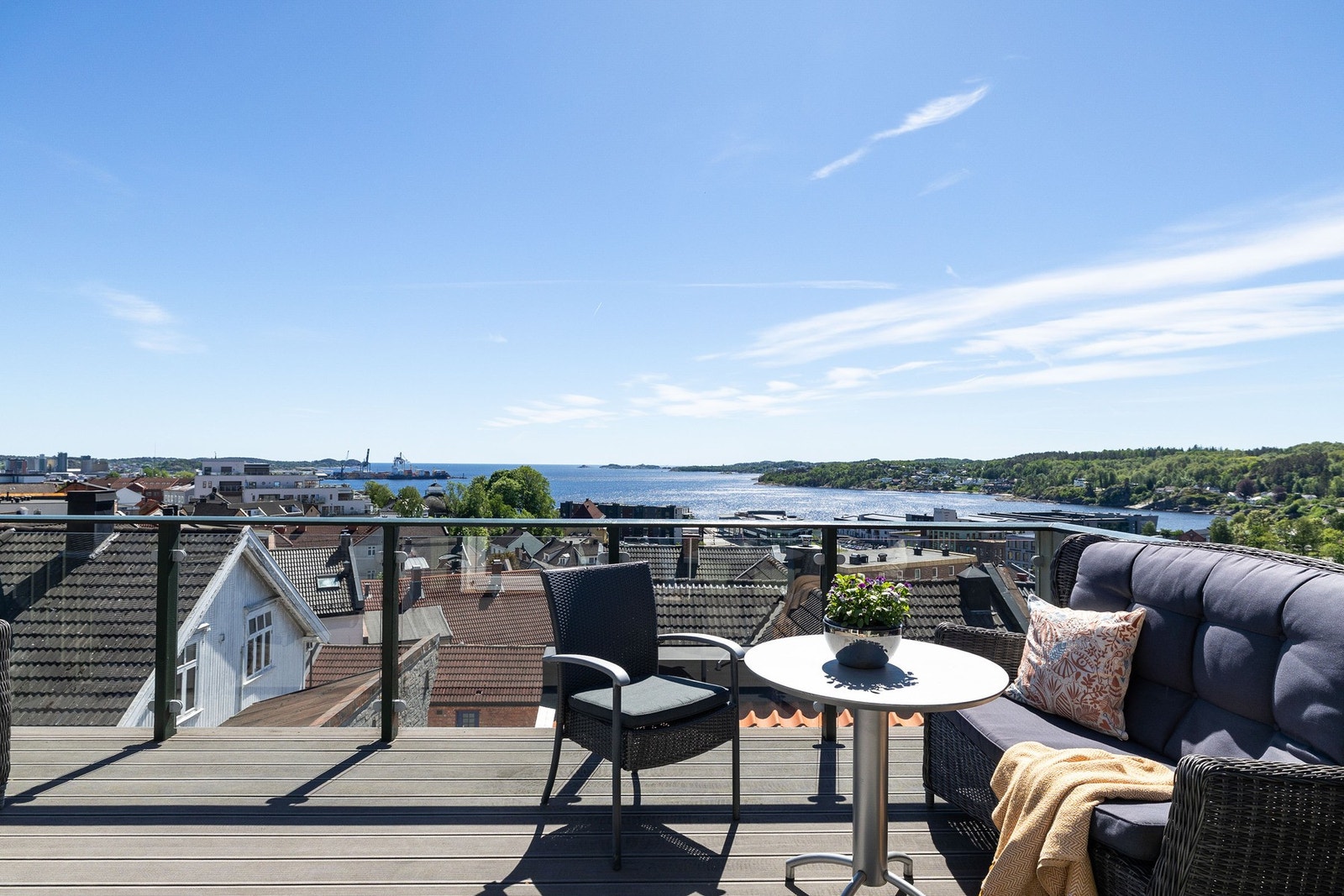 Her er det god plass til flere møbleringsalternativer, blomster og grill. Galleribilde
