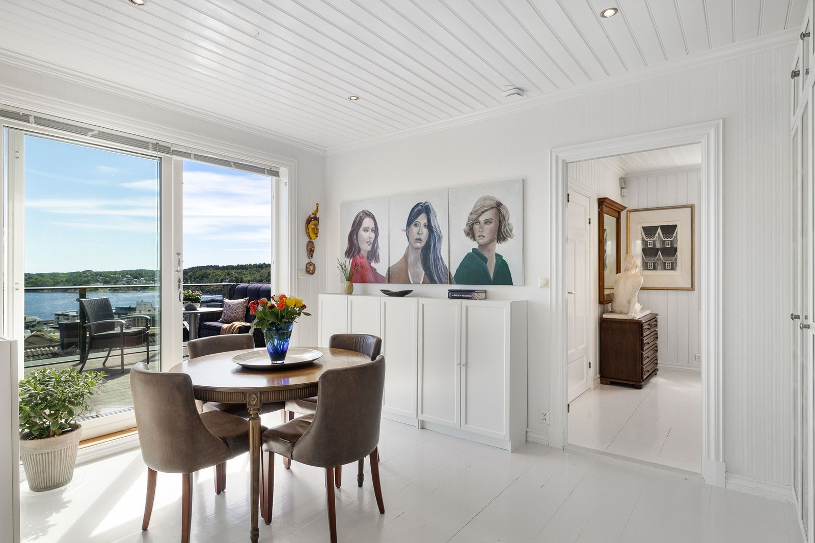 De store skyvedørene slipper inn rikelig med naturlig lys og gir en flott ramme rundt den vakre sjøutsikten. Galleribilde