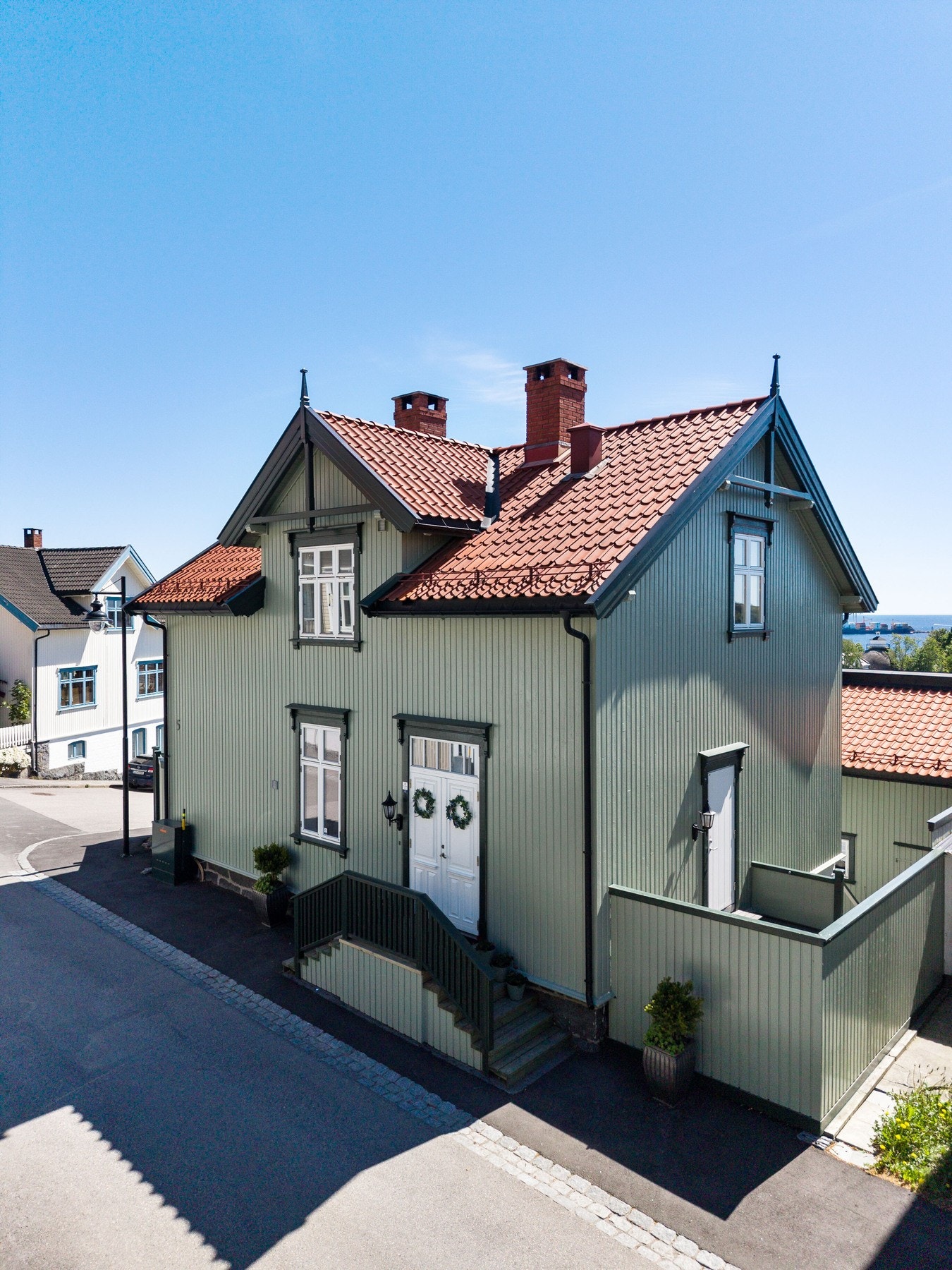 Boligen har et hyggelig inngangsparti og en sjarmerende grønn fasade. Galleribilde
