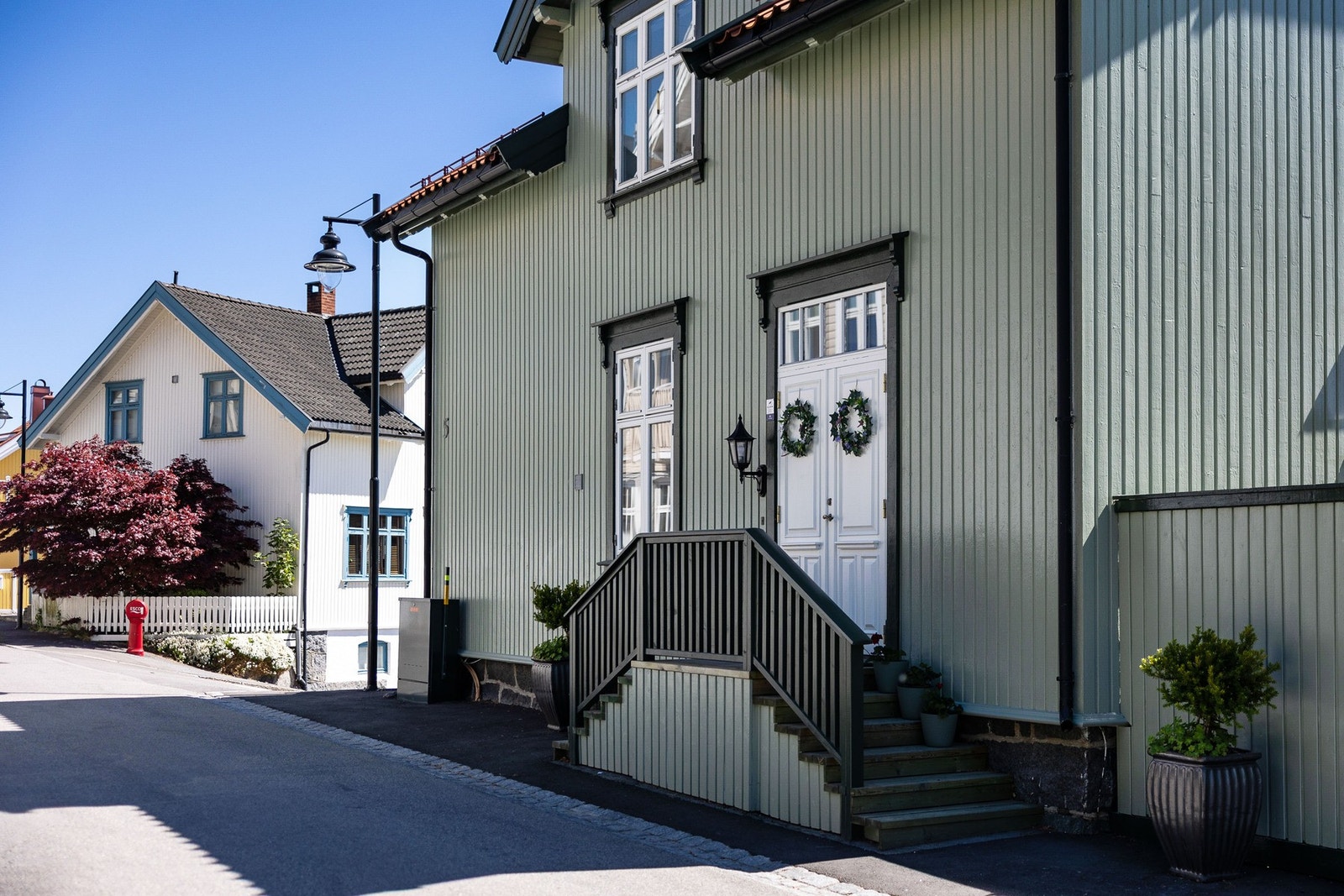 Boligen har enkel adkomst og har et inngangsparti med trapp fra to sider direkte fra gaten. Praktisk og elegant! Galleribilde