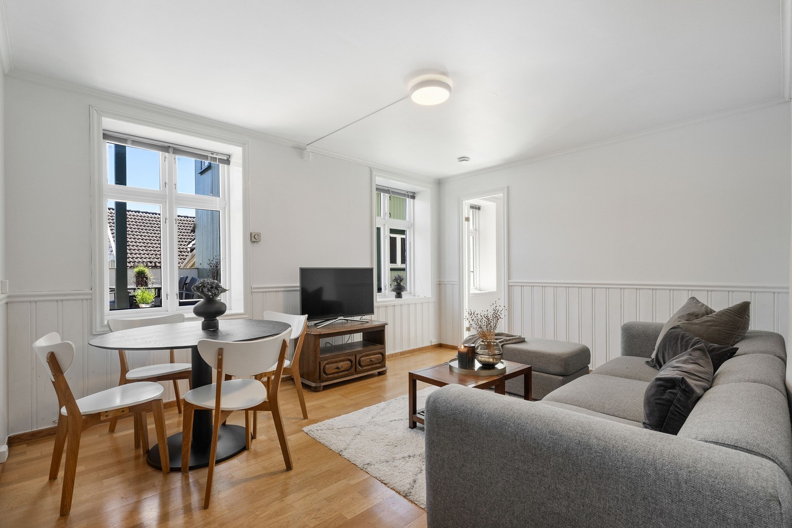 Leiligheten har en lys og innbyderne stue med plass til sofagruppe og spisebord. Galleribilde