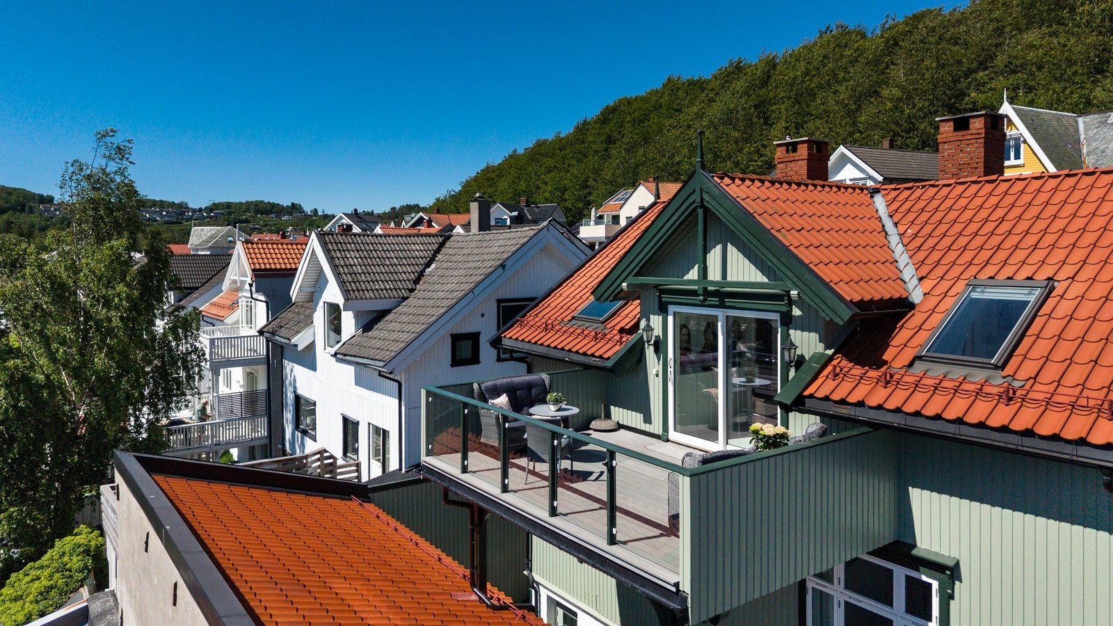 Boligen er bygget i sveitserstil og har nydelige detaljer, flotte utsiktsforhold og to romslige balkonger. I 2025 ble huset vasket og malt utvendig. Galleribilde